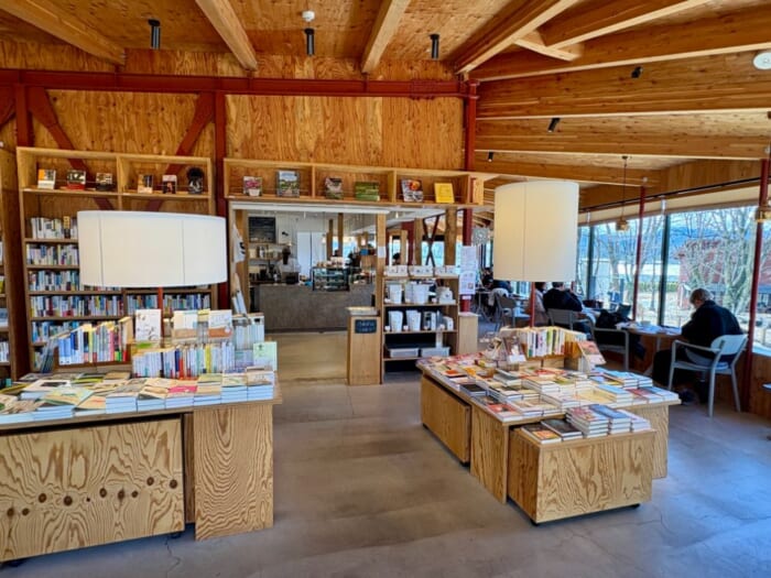 軽井沢で見つけた、森の学び舎。本とカフェのある時間「軽井沢書店 中軽井沢店」