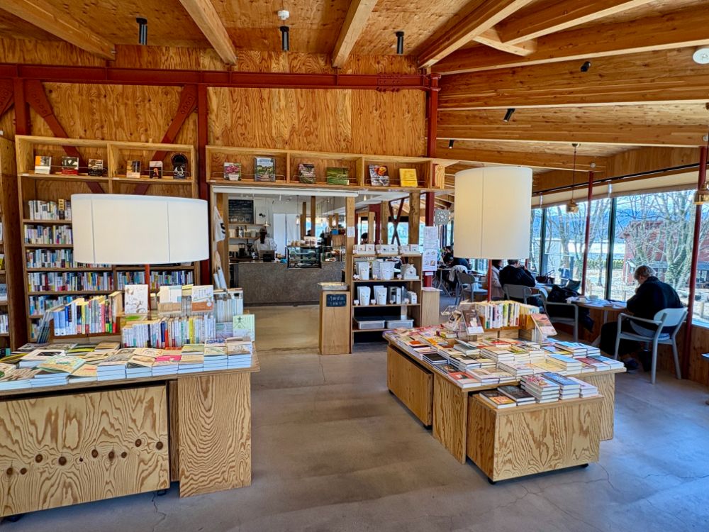 軽井沢で見つけた、森の学び舎。本とカフェのある時間「軽井沢書店 中軽井沢店」