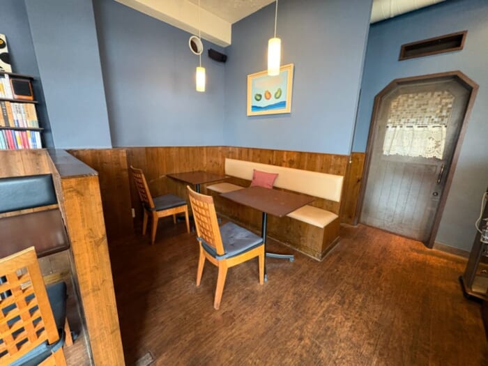 旅のひと息に、本と珈琲を。神戸・元町の隠れ家カフェ「nazca bird」