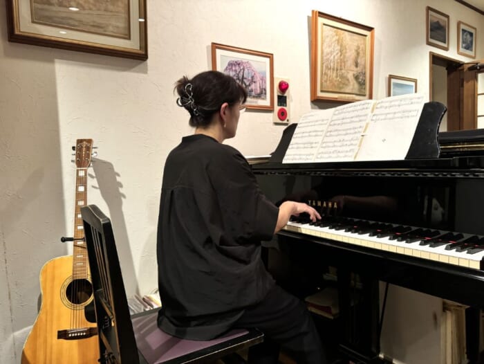 八ヶ岳山麓の自然に囲まれた杜の宿に宿泊！ ピアノの生演奏も楽しめる小淵沢のペンション「自然の宿 響野」