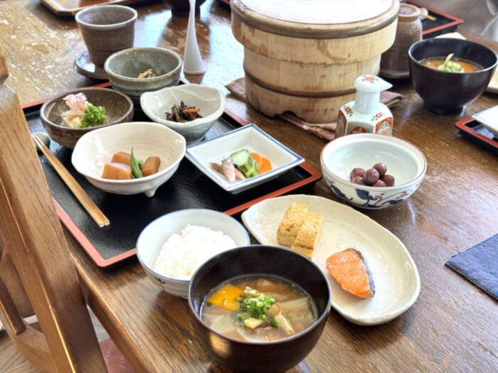 八ヶ岳山麓の自然に囲まれた杜の宿に宿泊！ ピアノの生演奏も楽しめる小淵沢のペンション「自然の宿 響野」