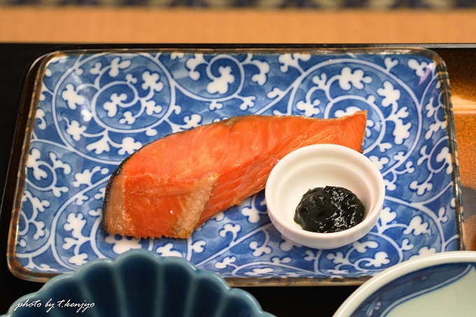 本州最北の温泉郷で過ごす非日常！ 下風呂温泉「つぼた旅館」の乳白色硫黄泉と新鮮海の幸で温泉三昧【青森】