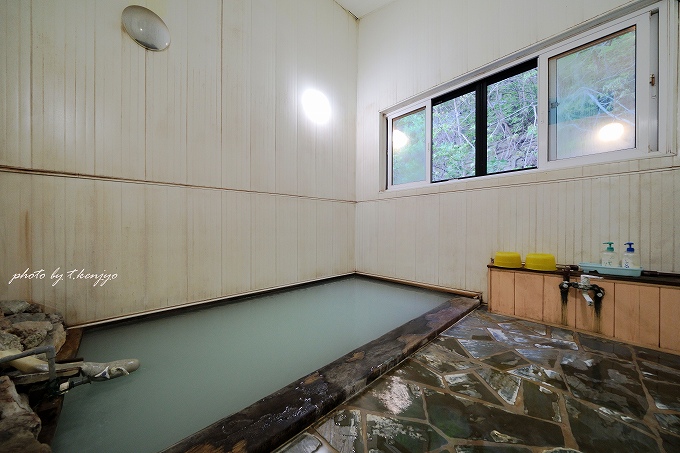 本州最北の温泉郷で過ごす非日常！ 下風呂温泉「つぼた旅館」の乳白色硫黄泉と新鮮海の幸で温泉三昧【青森】