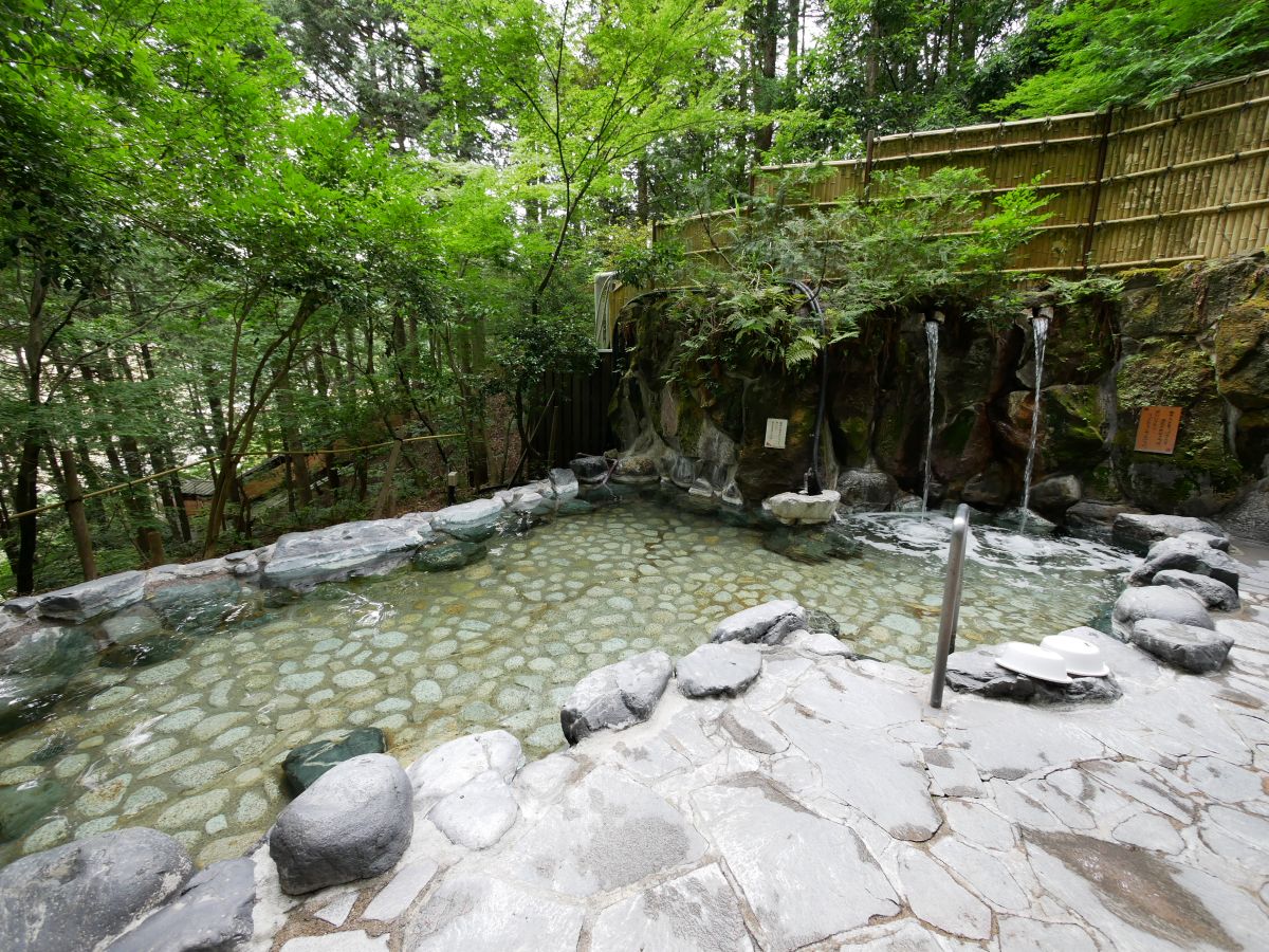 【兵庫・湯村温泉】森林に囲まれた露天風呂へ。三好屋で味わう癒し旅