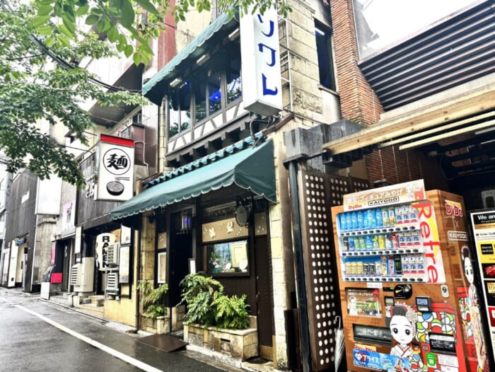 美しい絵画とノスタルジックな風景に惚れる♡高瀬川沿いに建つ歴史ある京都の名喫茶「喫茶ソワレ」