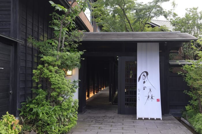 由布院で叶える極上の温泉ステイ。「由布院別邸 風の森」と「ENOWA YUFUIN」宿泊記